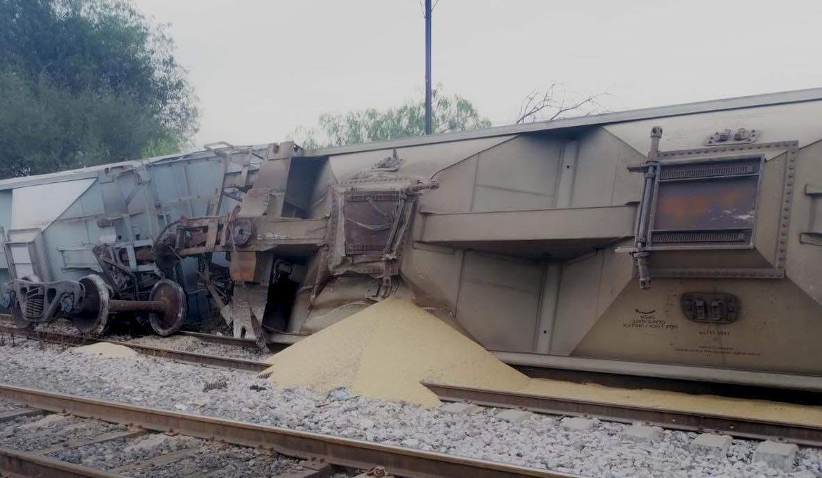 Tren cargado con sorgo descarrila en Bojay, Atitalaquia