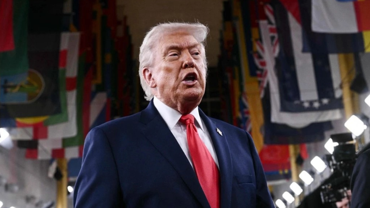 El presidente de EU, Donald Trump, en la alfombra roja previo al sorteo del Mundial de 2026, en Washington.