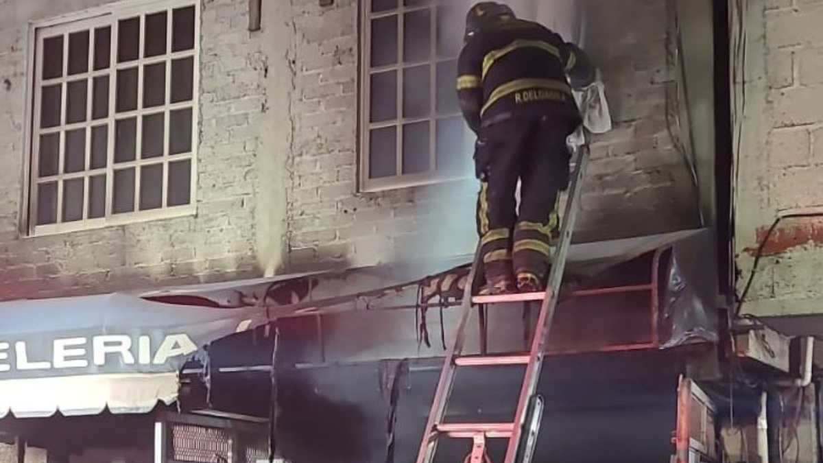 Cuando elementos del Cuerpo de Bomberos ingresó a la vivienda, hallaron a dos mujeres, una de 30 años y una de 16, quienes ya no contaban con signos vitales. 