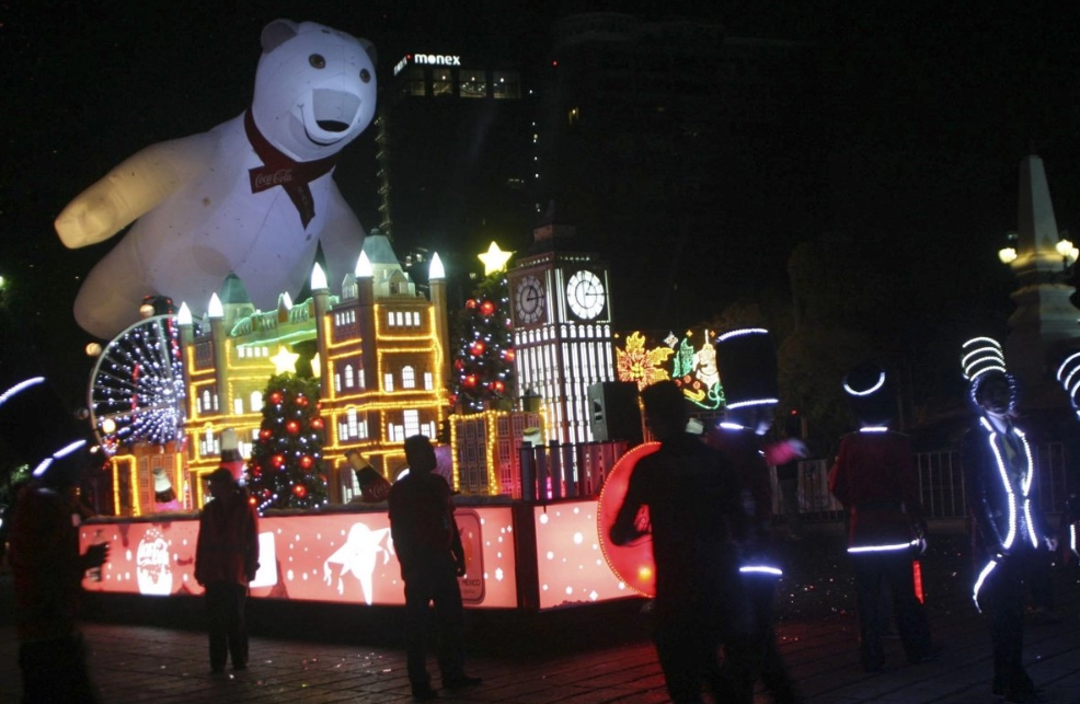 Caravanas navideñas violentan acuerdo sobre publicidad refresquera para infancias: activistas