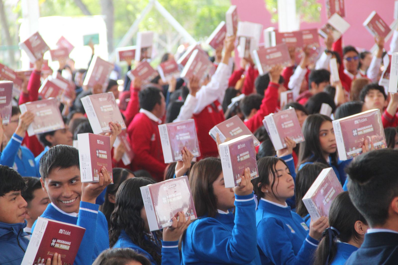 Hidalgo entrega 10 mil tabletas a bachilleratos y busca mejorar permanencia escolar