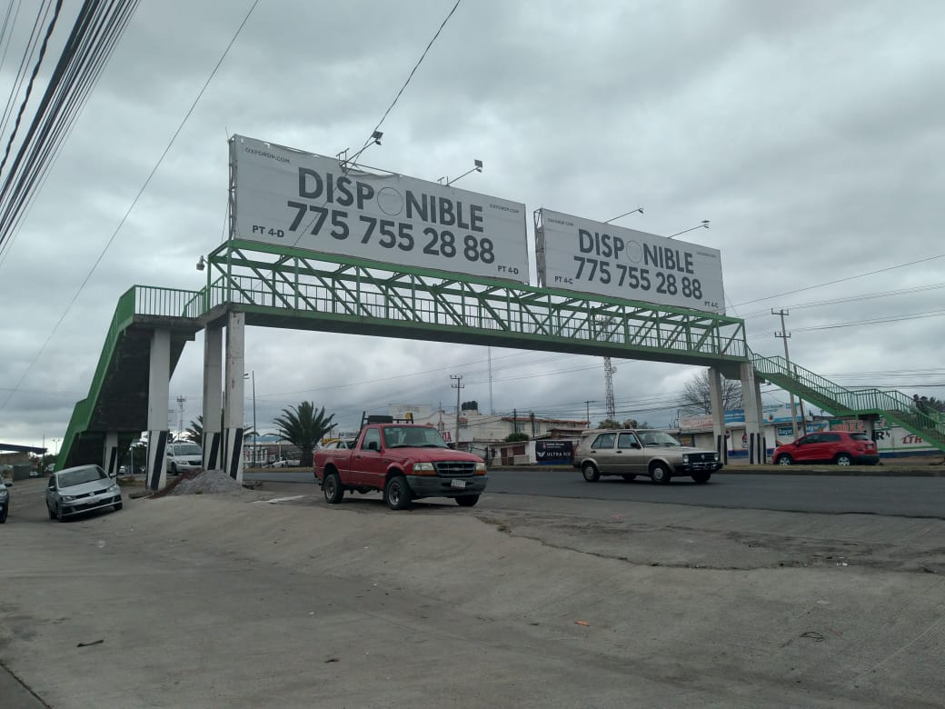 Persisten espectaculares en puentes de Tulancingo  