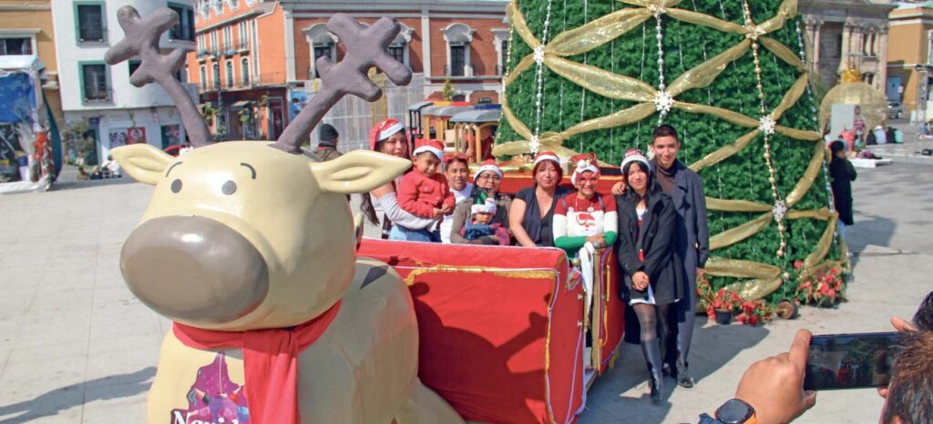 Familias visitan Plaza Independencia durante la época navideña. Foto: Benjamín H.V.