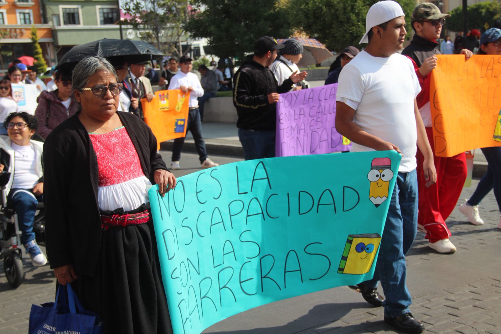 Marcha en Pachuca revela carencias y rezagos en atención educativa para estudiantes con discapacidad