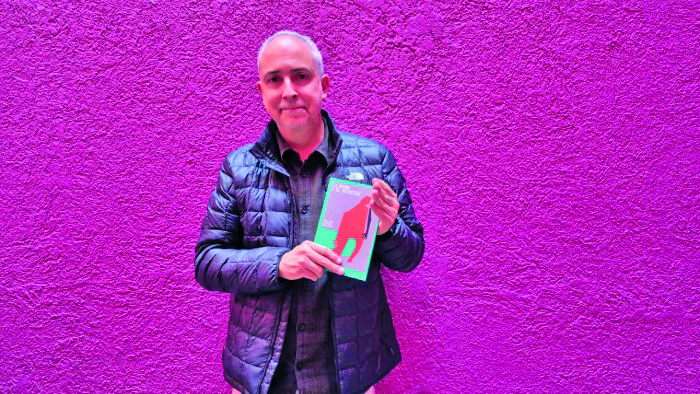 A través de sus páginas, La bruma y el detective se transforma en un viaje filosófico