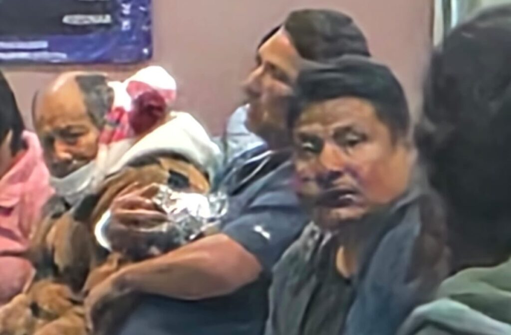 Integrantes de la familia denunciante en Pachuca, incluyendo un adulto mayor, tras el presunto abuso policial.