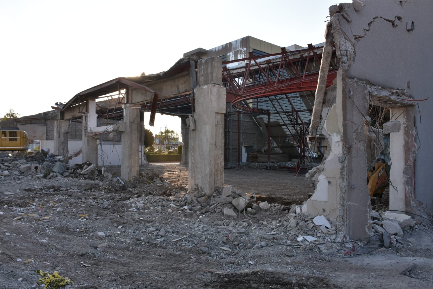 Avanza 60 por ciento la demolición del Salón de Plenos del Congreso de Hidalgo