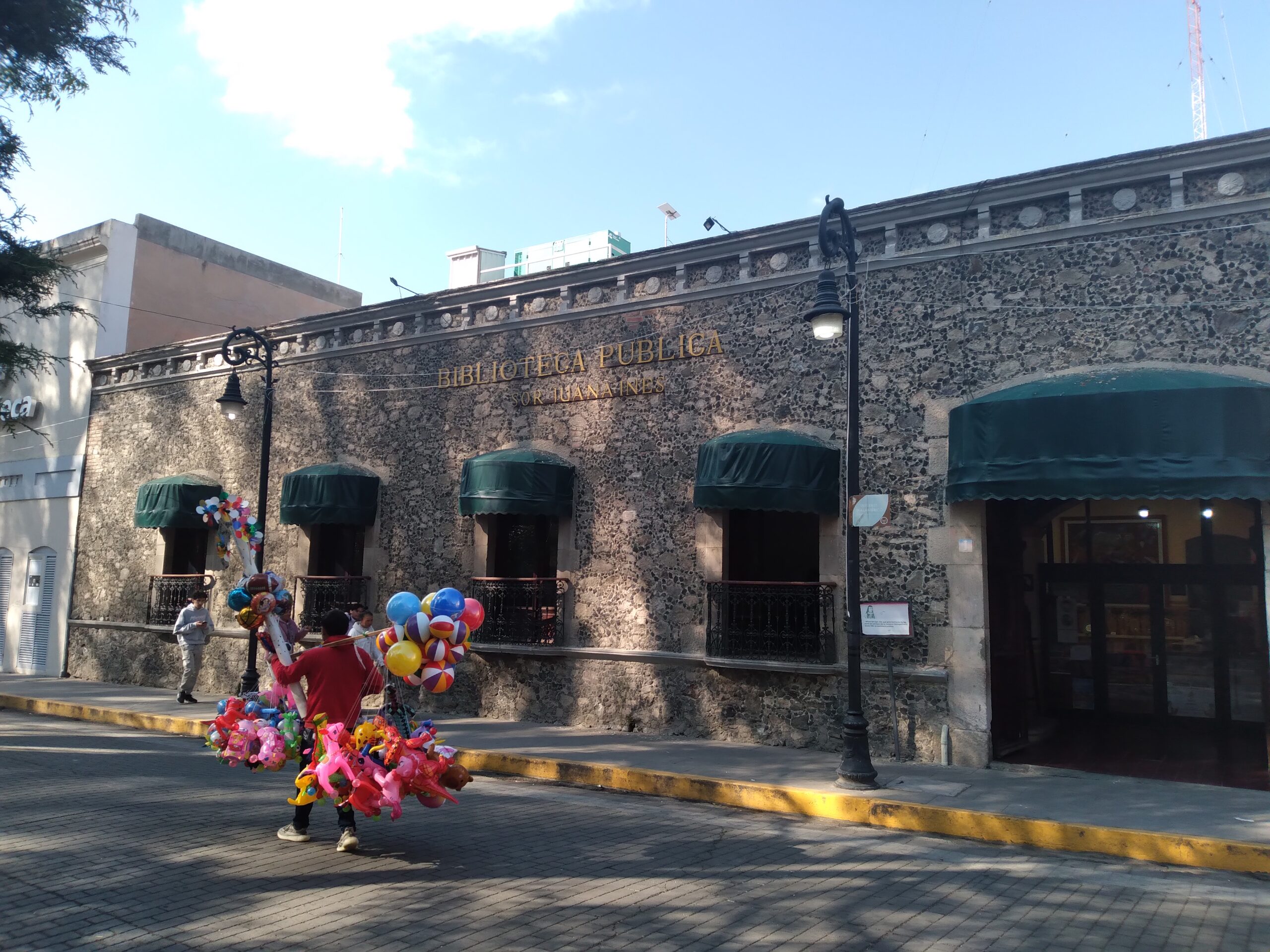 Biblioteca Sor Juana en Tulancingo será intervenida; un pedazo de techo se está cayendo