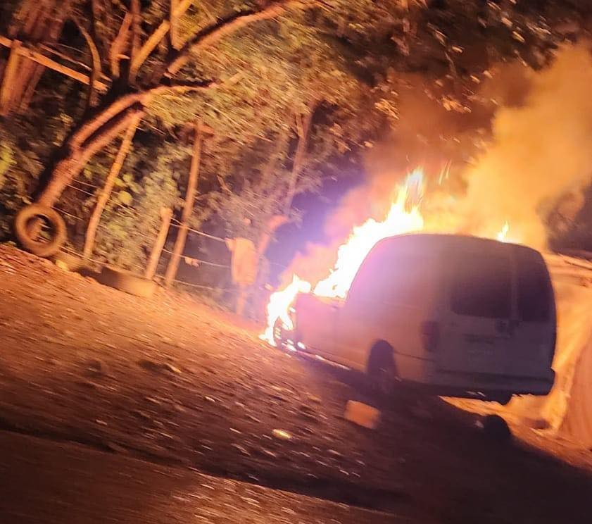 Camioneta se incendia en Atlapexco