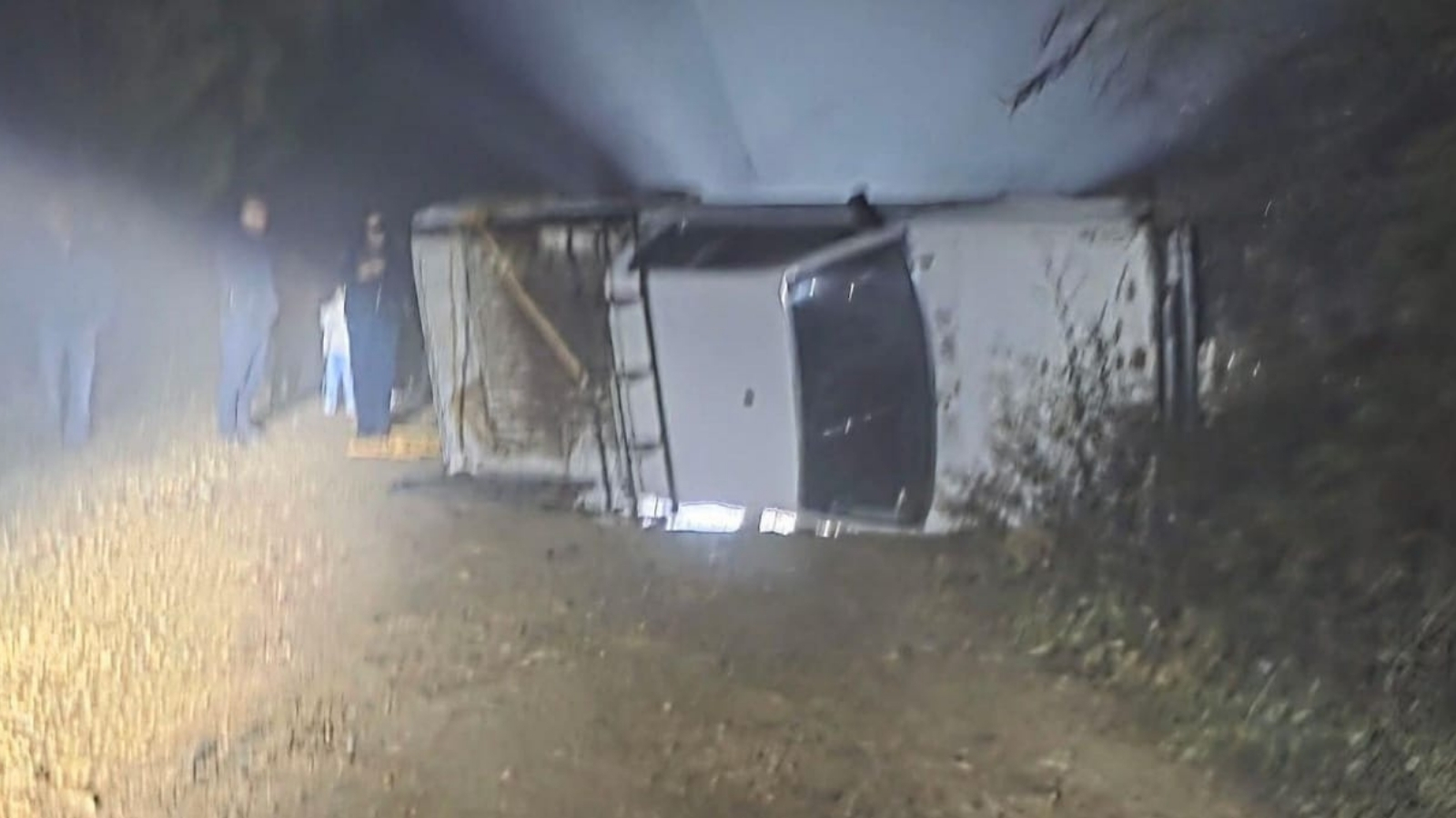 Camioneta vuelca en camino resbaloso de Nicolás Flores