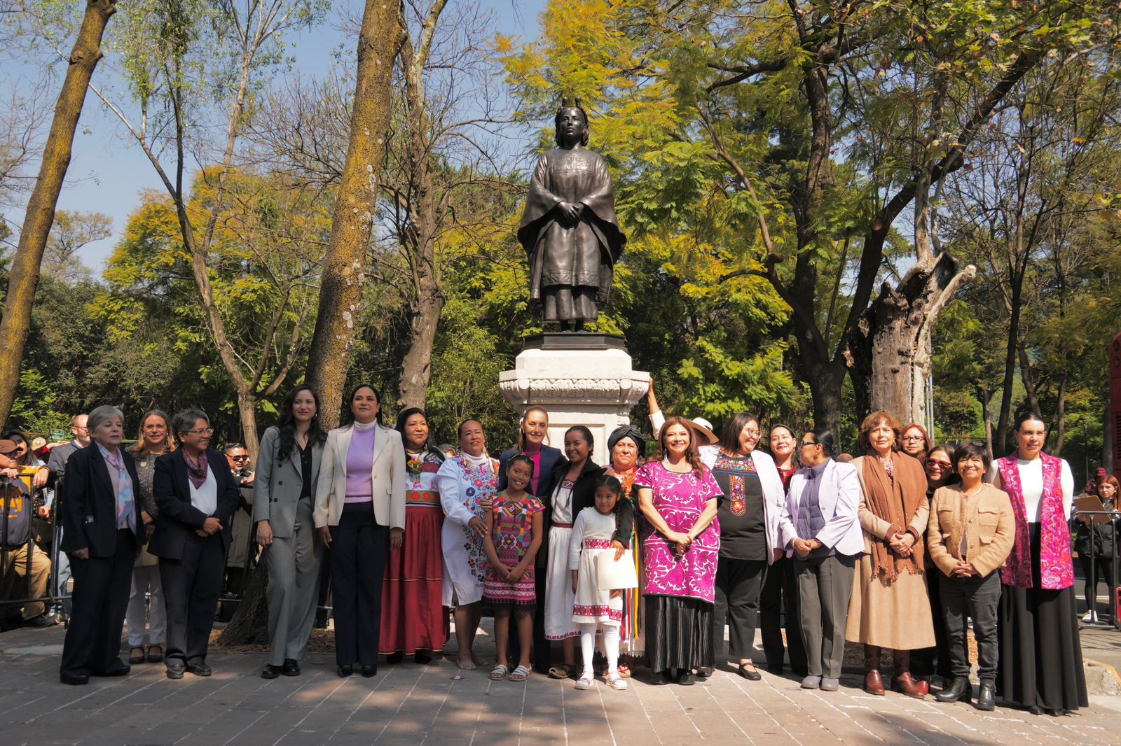 Claudia Sheinbaum encabeza develación de seis esculturas de mujeres ancestras en el Paseo de las Heroínas