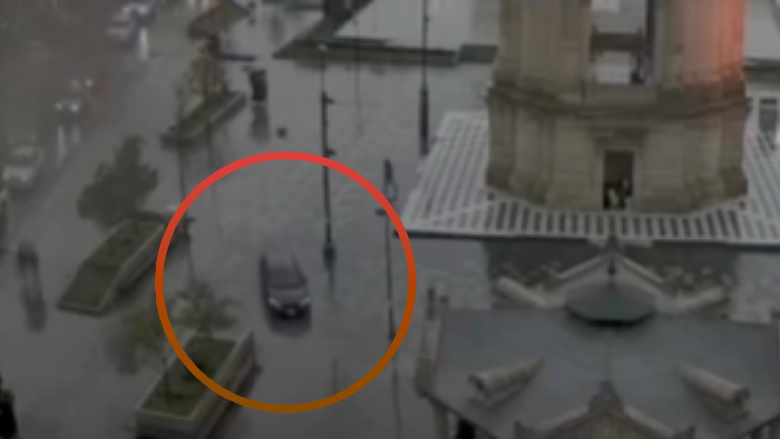 ¿Nuevo estacionamiento? Conductor estaciona su vehículo a lado del kiosco en Plaza Independencia