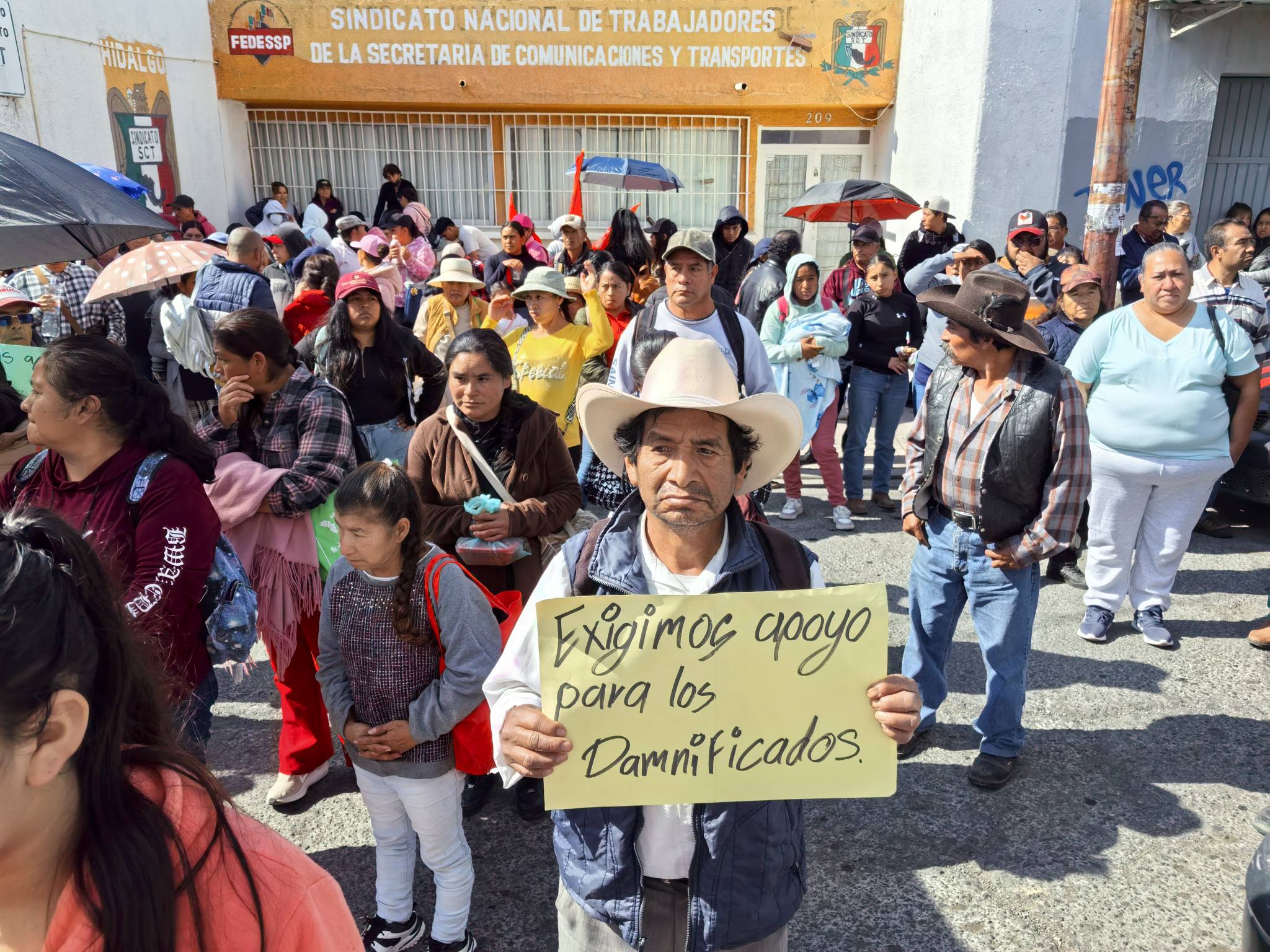 Damnificados por vaguada monzónica protestan en Pachuca por falta de apoyos