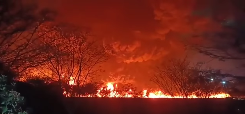 Familias exigen reparación ambiental y de viviendas tras explosión de pipa en la México-Tuxpan