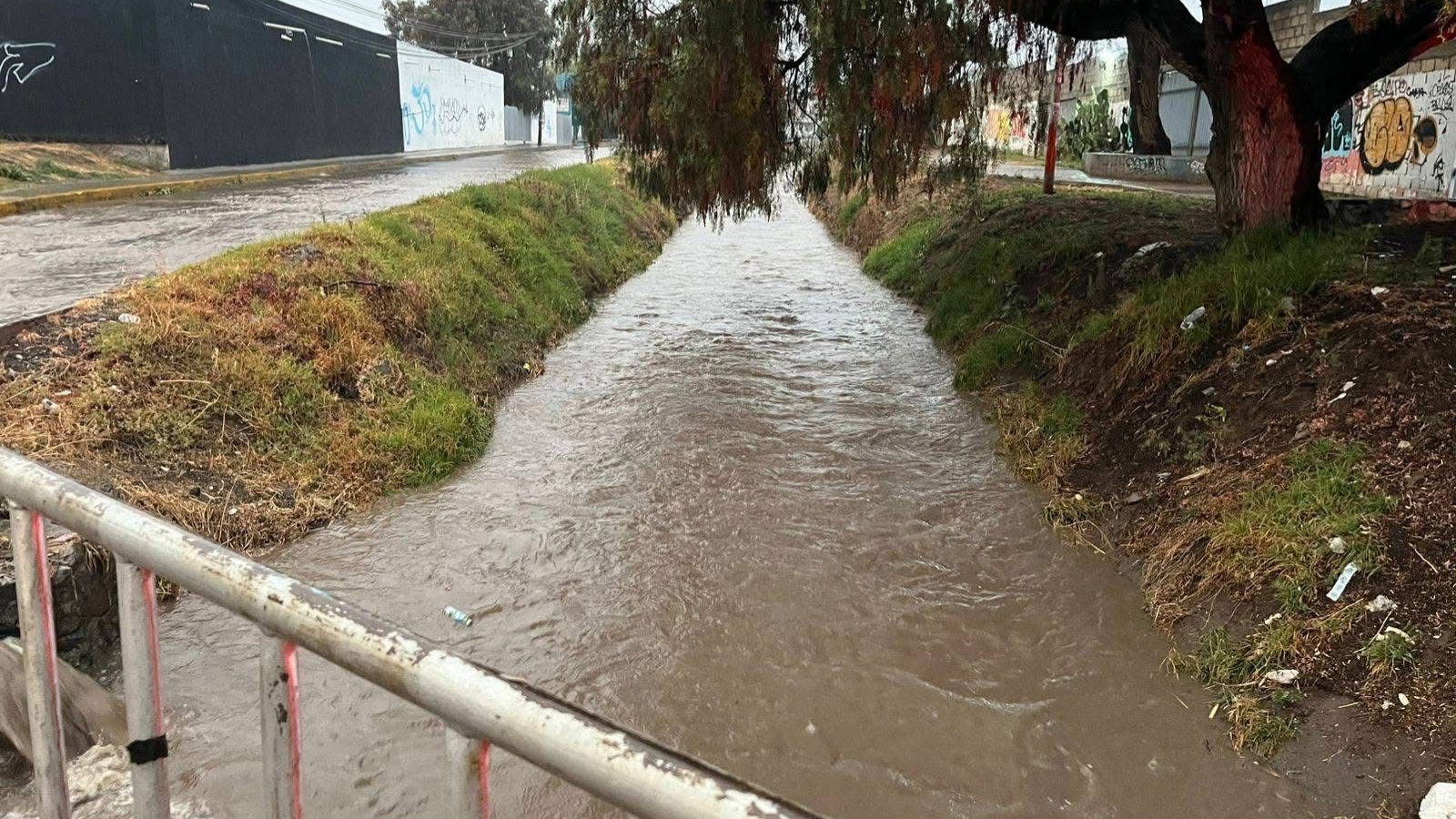 Frente frío 29 mantendrá lluvias fuertes y viento en Pachuca