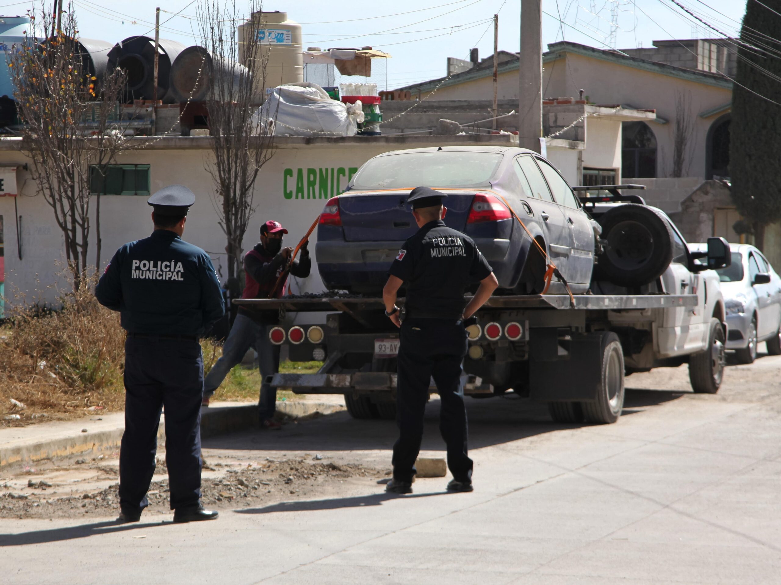 Retiro de vehículos abandonados en calles de Pachuca.