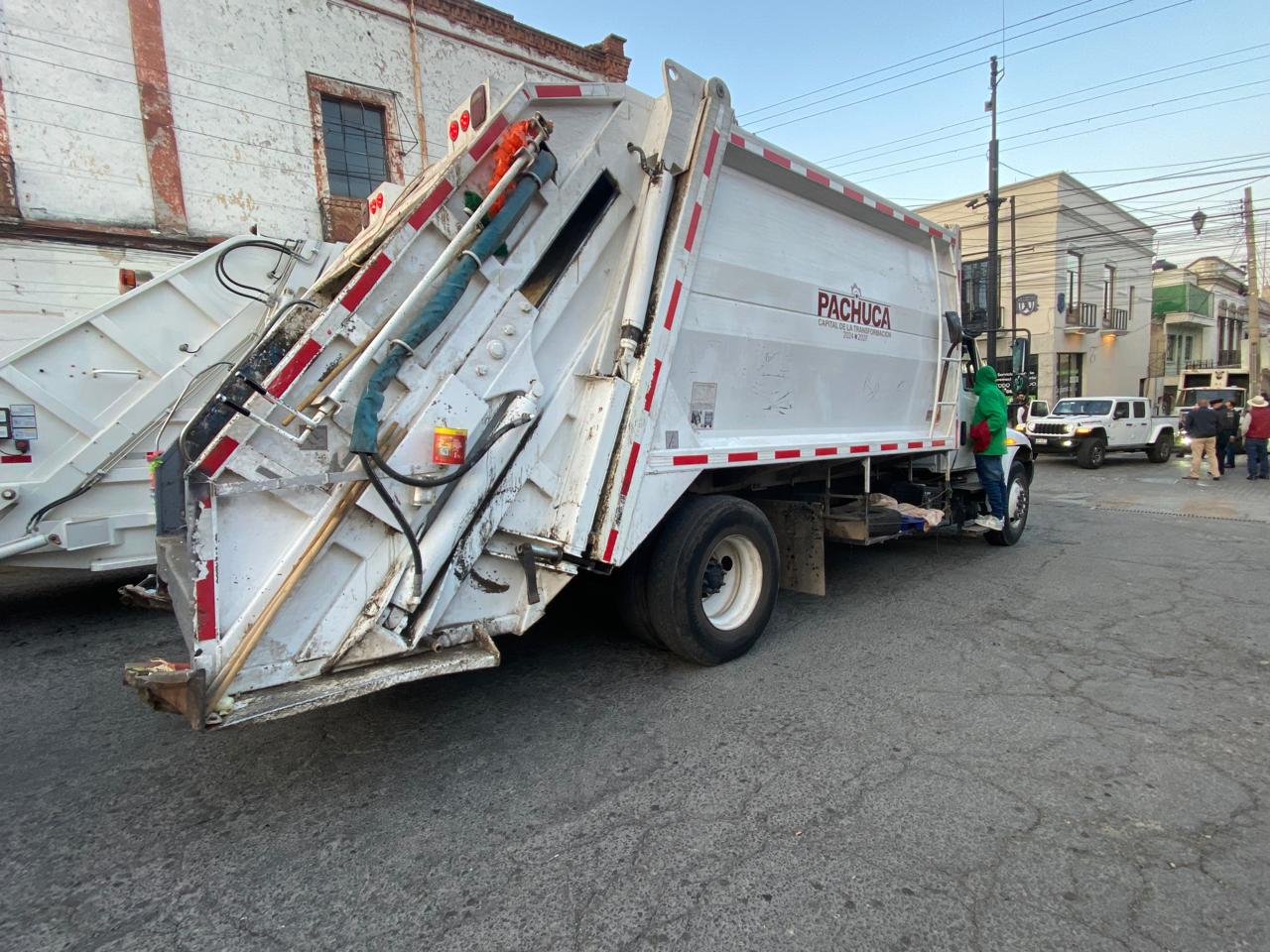 Camión recolector de basura en calles de Pachuca.