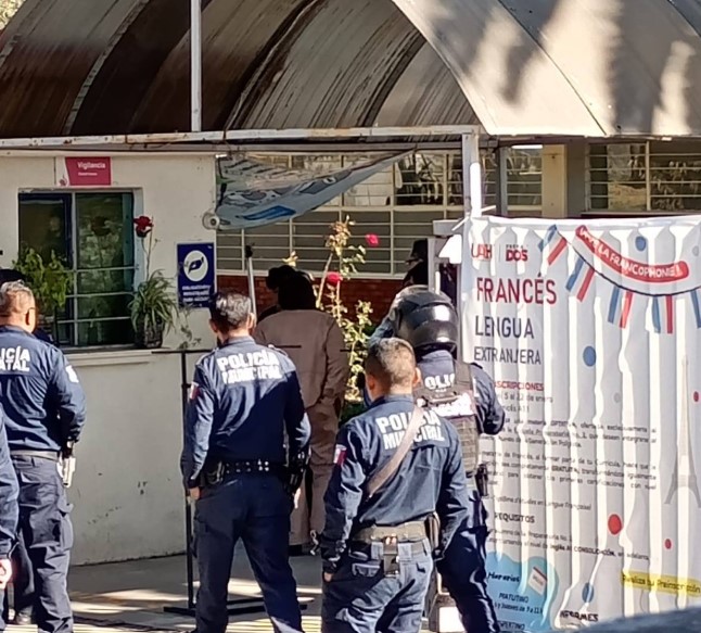 Patrullas de la Policía Municipal afuera de la Preparatoria 2 de la UAEH