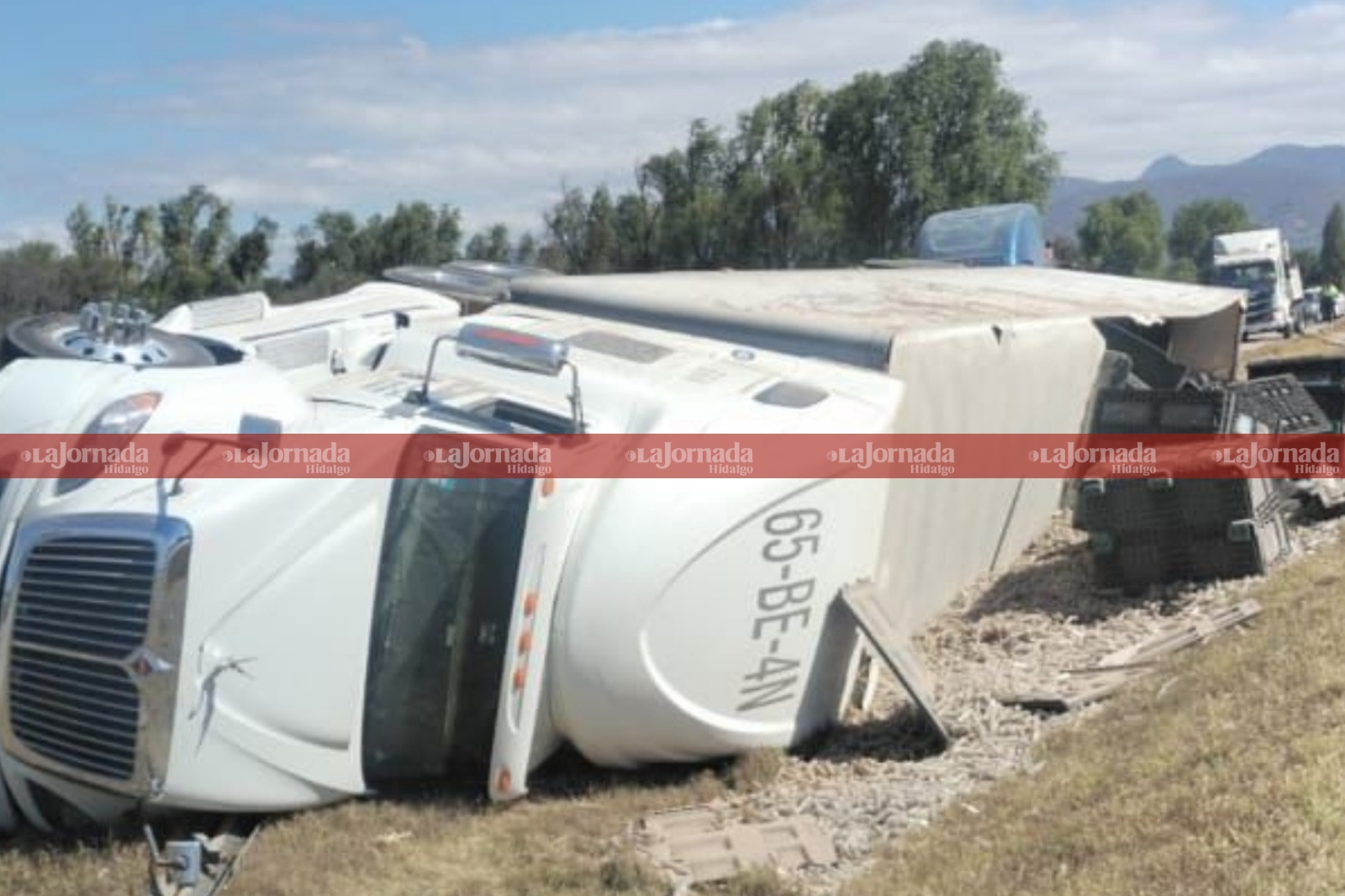 Tractocamión volcado en la autopista Arco Norte.