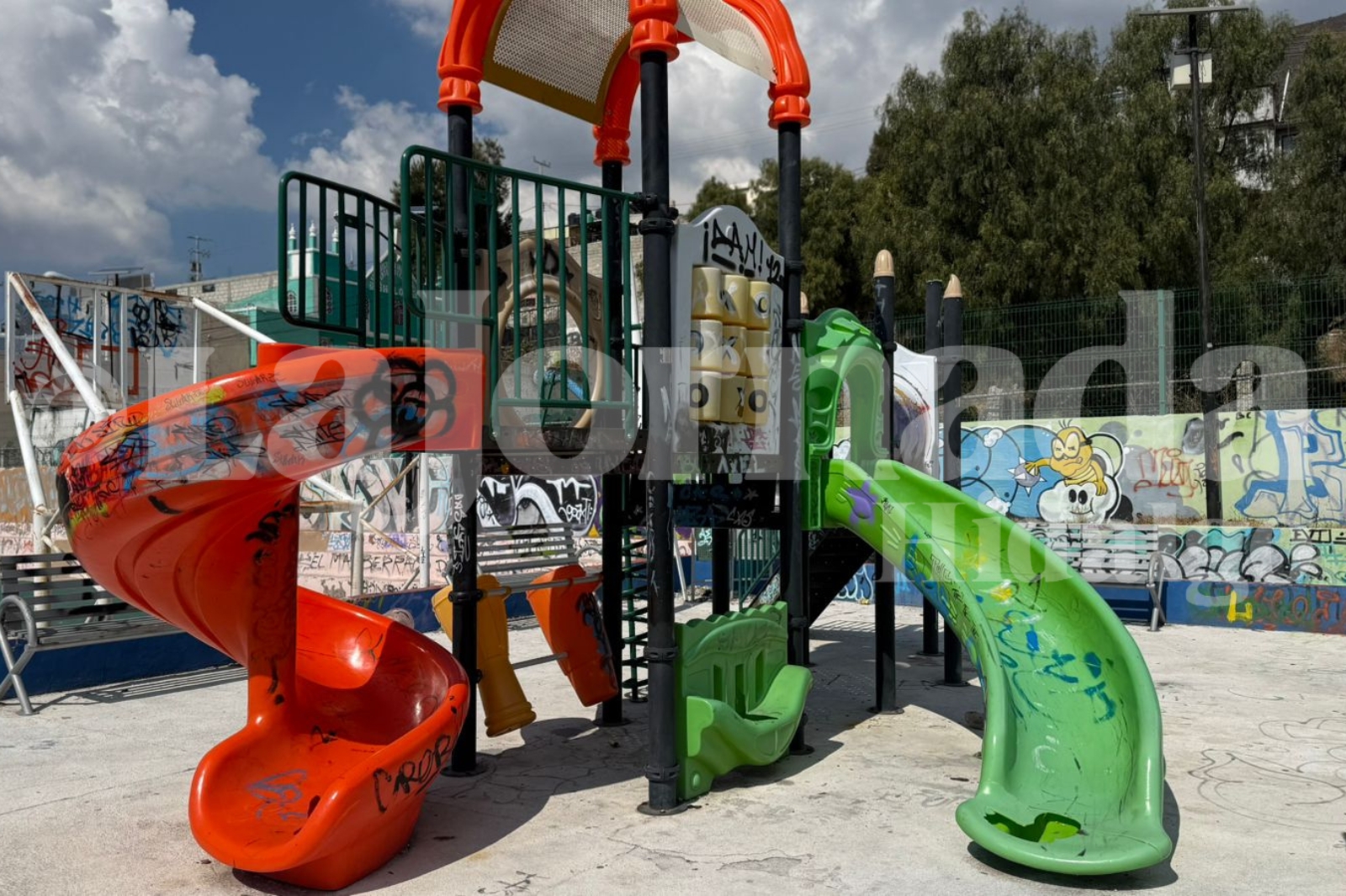 Canchas y juegos infantiles en abandono en colonia Cuauhtémoc de Pachuca.