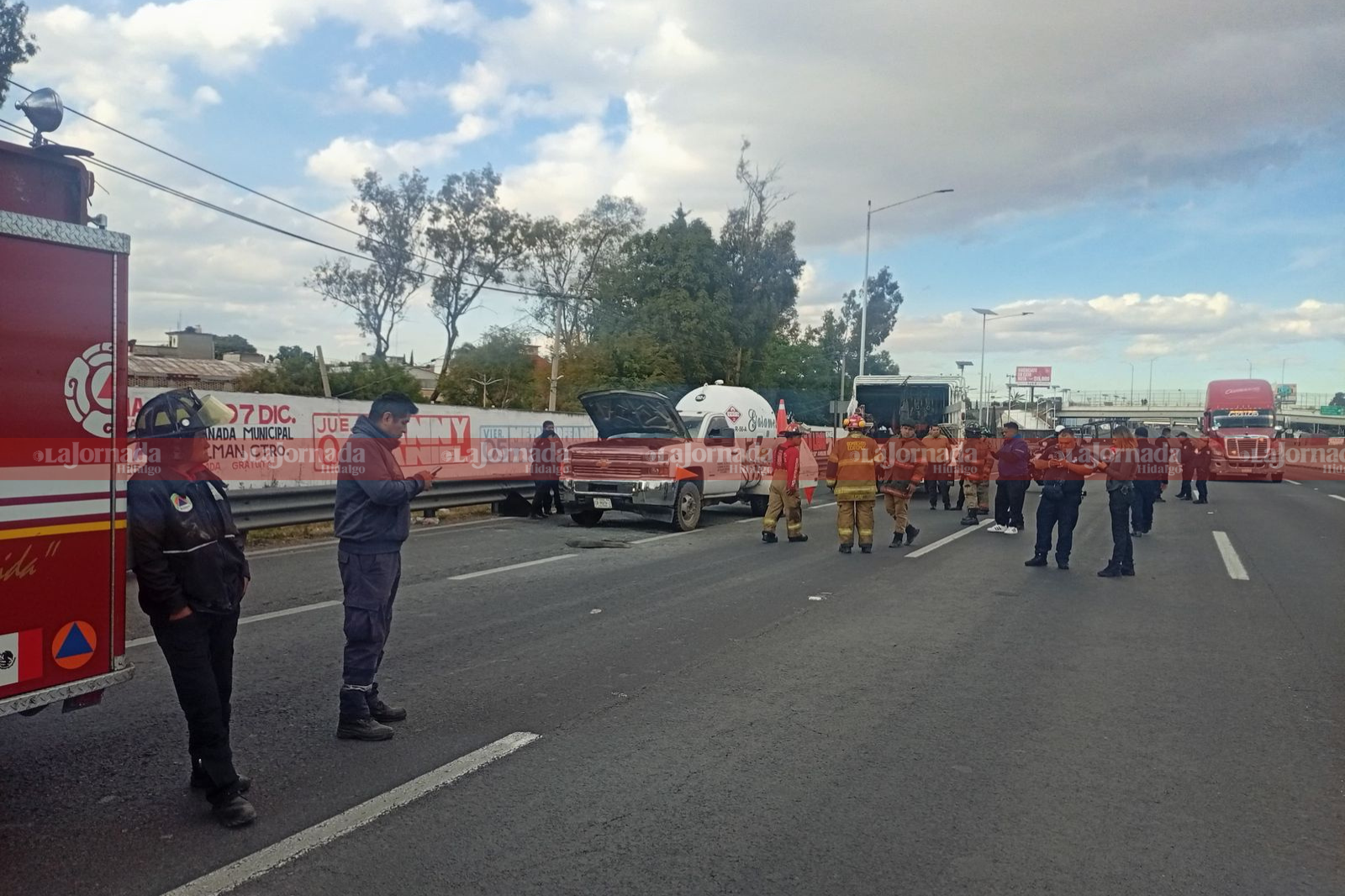 La autopista México-Pachuca fue cerrada tras una fuga de gas en una pipa. Autoridades activaron protocolos de seguridad.