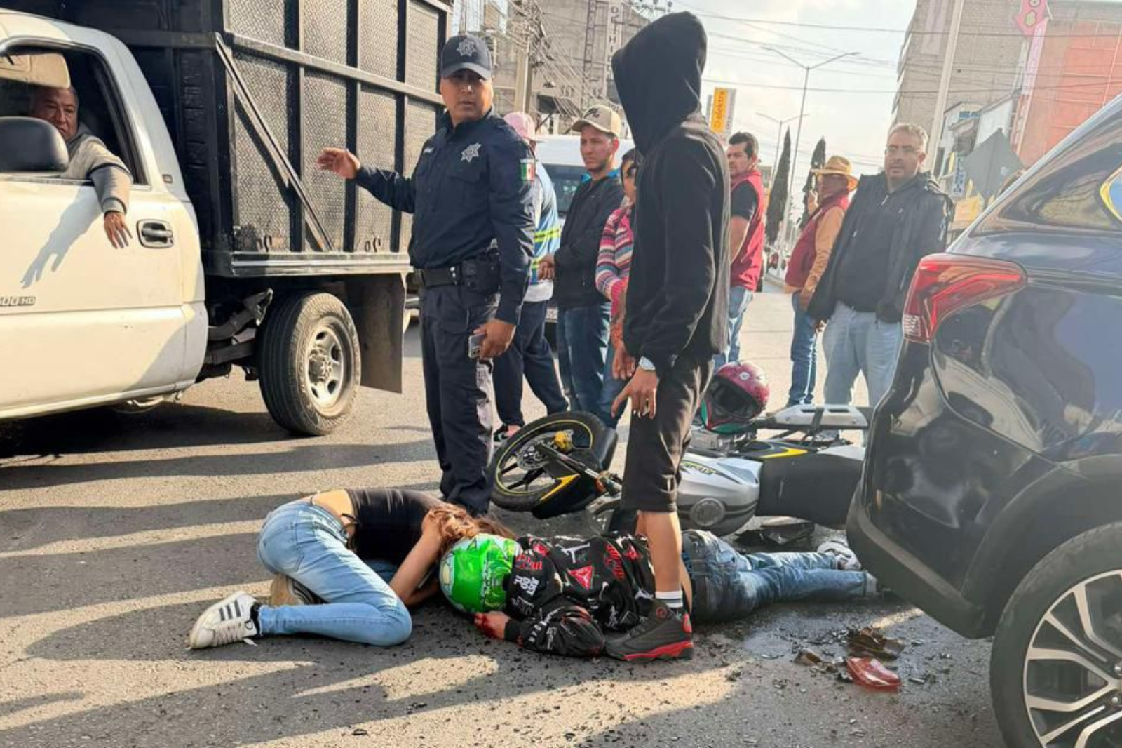 Un motociclista resultó herido tras un accidente en Tizayuca. El percance ocurrió en uno de los cruces más transitados.