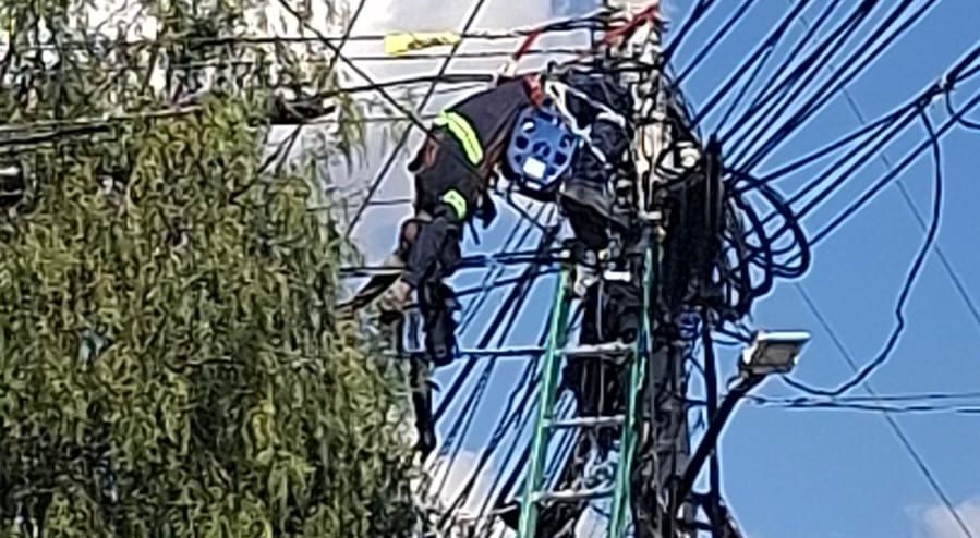 Muere trabajador tras recibir descarga eléctrica: su cuerpo quedó suspendido en poste de la México-Pachuca