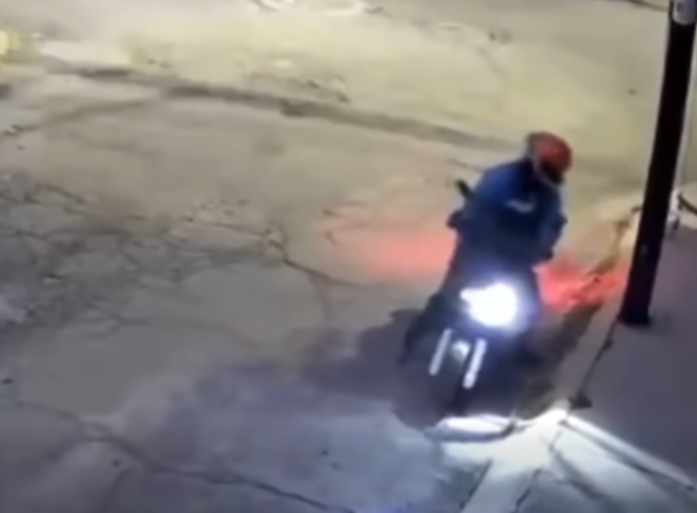 VIDEO | Alertan por motociclista acosador en fraccionamiento de Pachuca