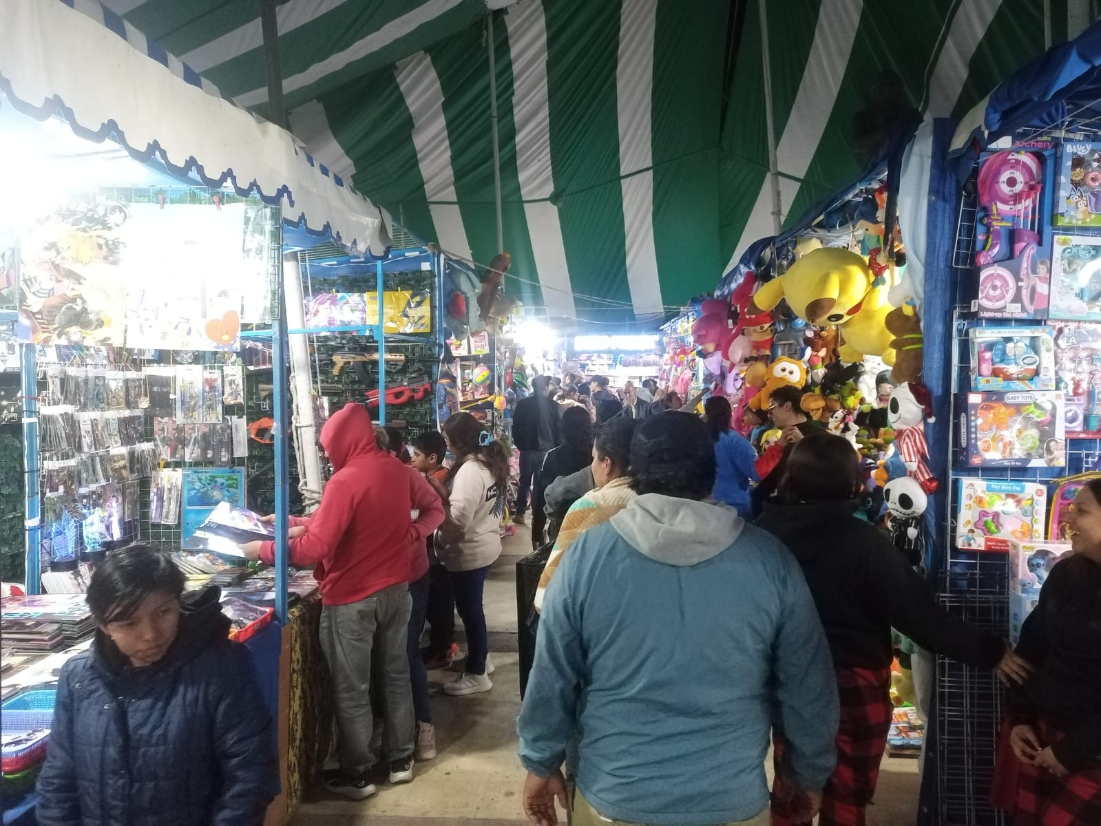 Más compras, más vigilancia y cero incidentes. Así se vivió el Día de Reyes en Ixmiquilpan 👉 Lee la nota completa