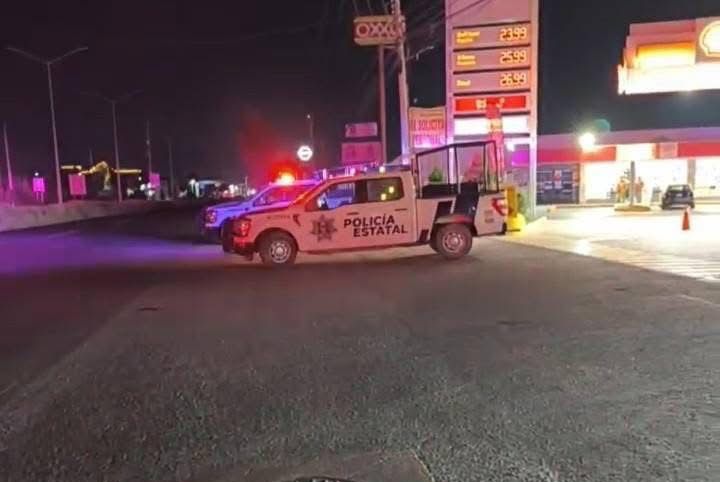 Un ataque armado dentro de una vivienda dejó tres personas sin vida y una menor herida. Autoridades ya investigan el caso.