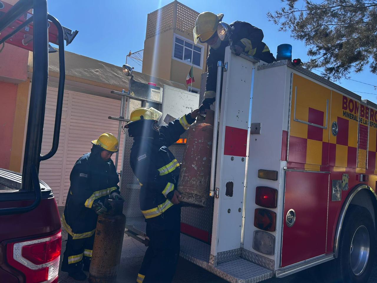 Una fuga de gas LP provocó un incendio en Mineral de la Reforma. Autoridades reportan saldo sin víctimas.