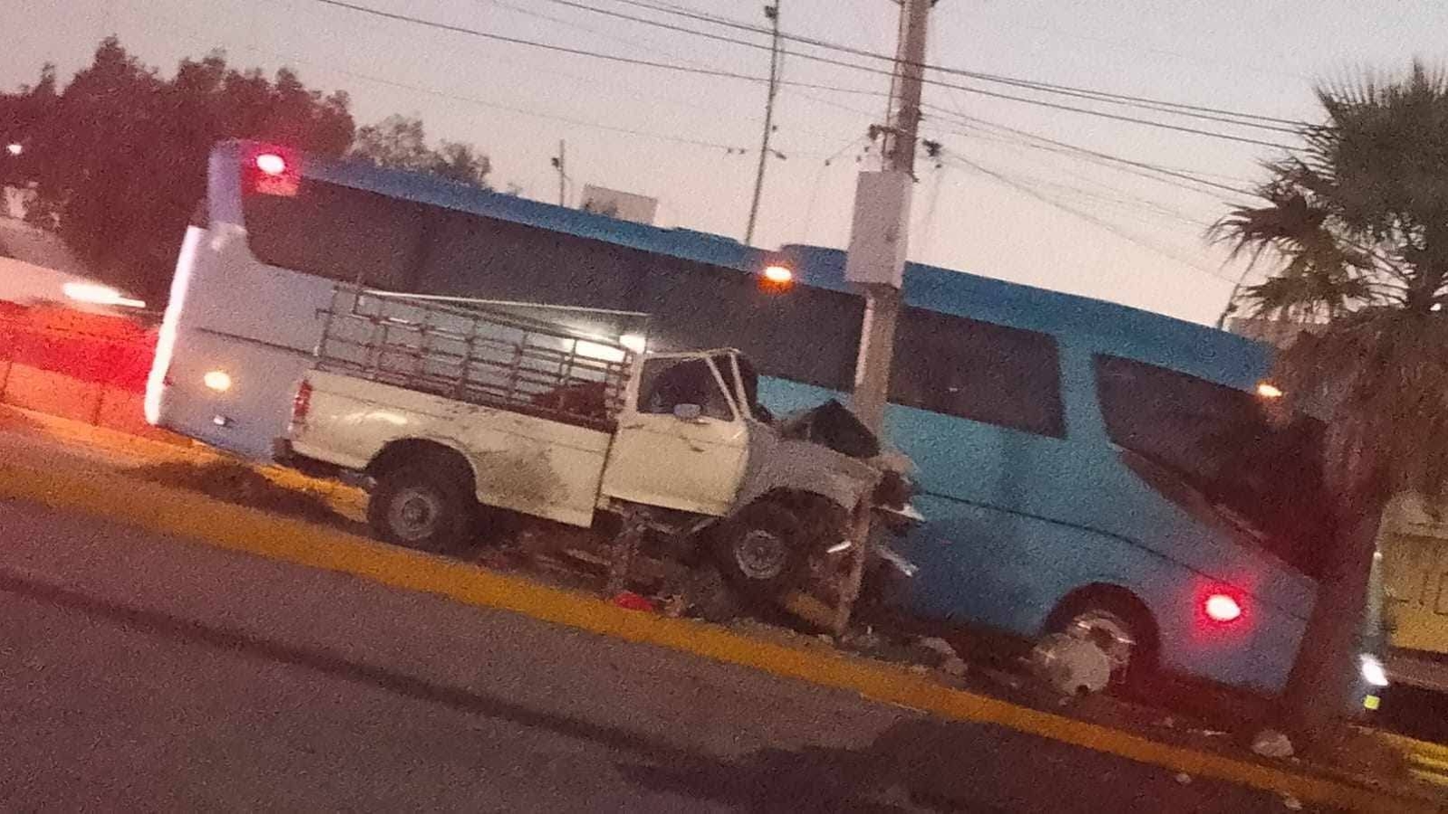 Camioneta chocada contra poste