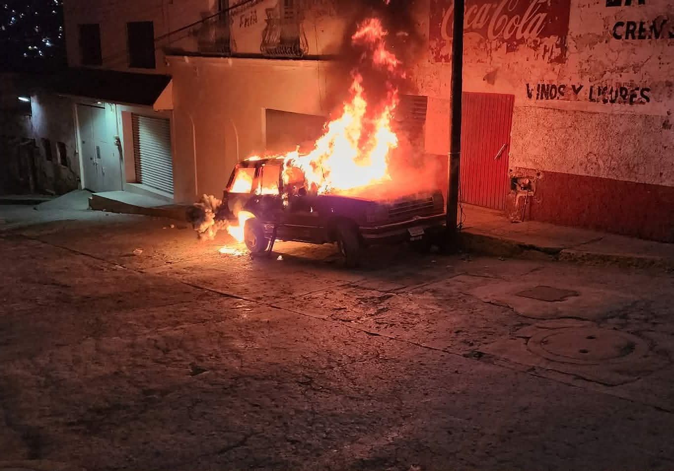 Camioneta incendiada en calle de Pachuca.