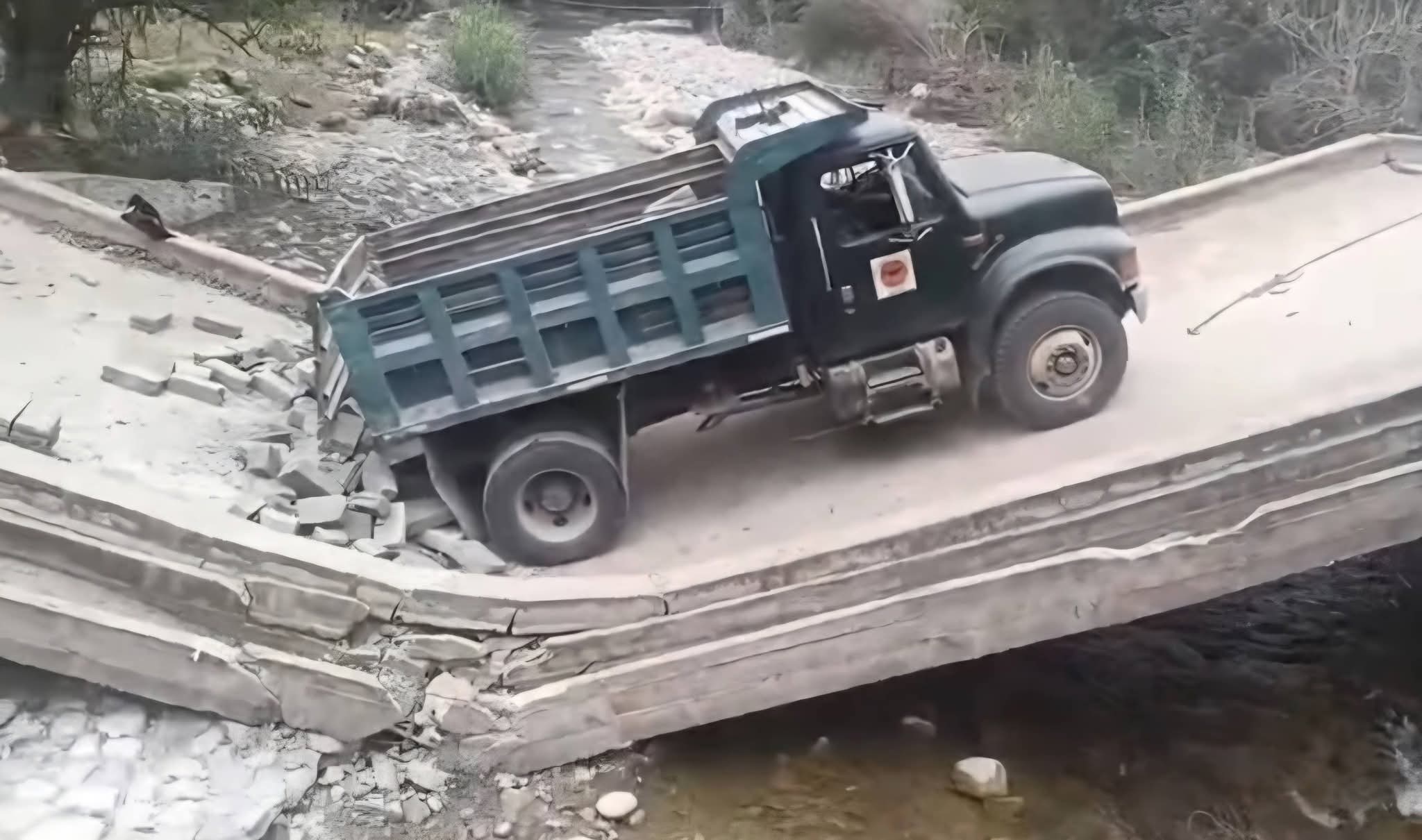 Colapsa puente en Jacala durante paso de camión de carga