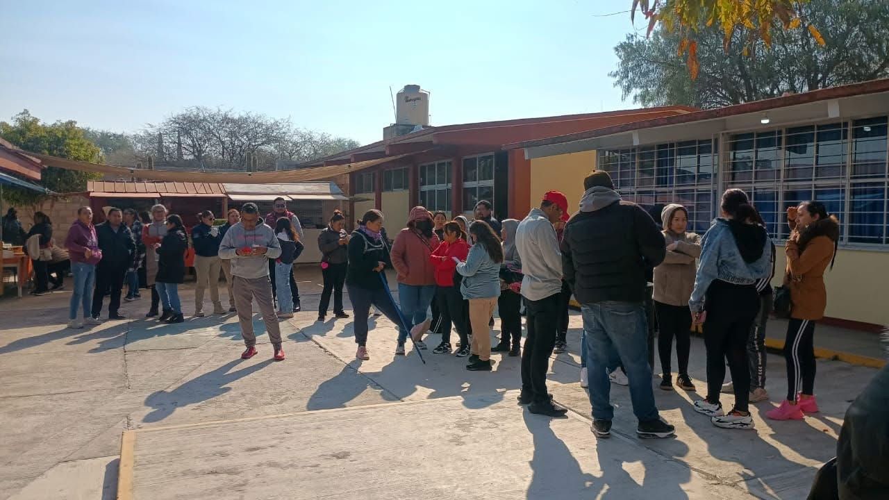 Exterior de secundaria Gregorio Torres Quintero durante reunión con padres.