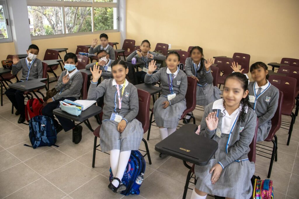 Niños y niñas en la escuela