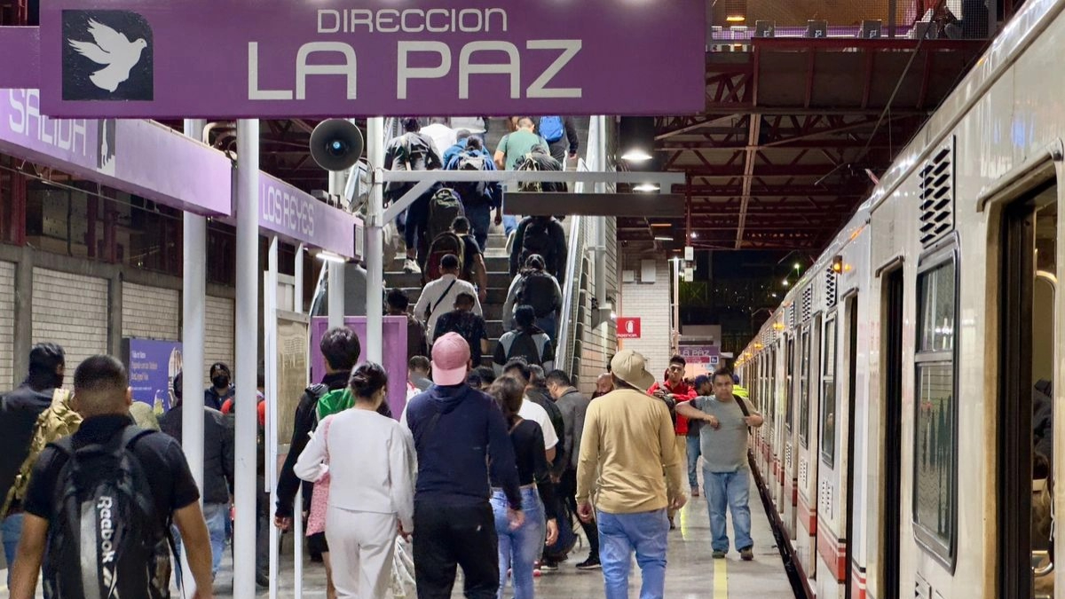 El Metro CDMX informó que se reanuda el servicio en la Línea A tras una suspensión provocada por variaciones en el suministro eléctrico.