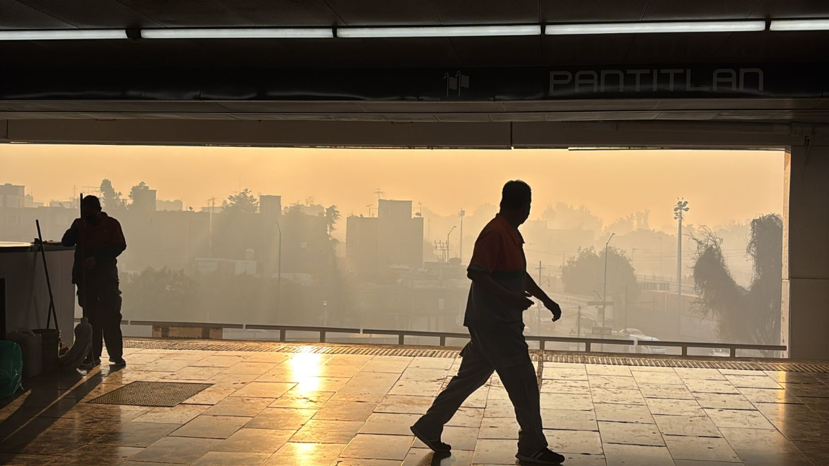 Durante la mañana se reportaron incendios en los municipios de Texcoco y Nezahualcóyotl, cuyas columnas de humo impactaron a la CDMX desde el amanecer. FOTO: Zasid Quizamán