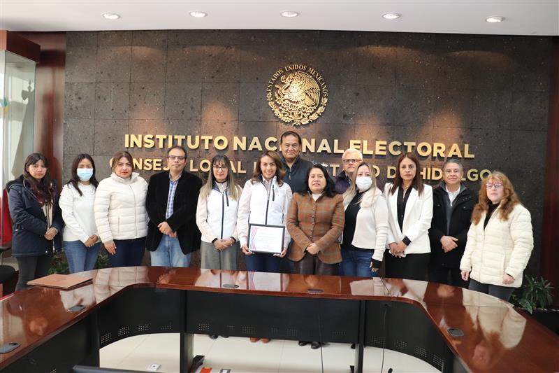 Entrega de reconocimiento del INE a la CDHEH en Hidalgo.