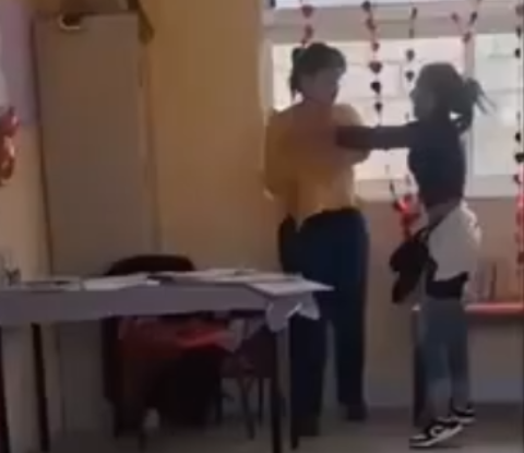 Madre confornta a maestra por maltrato infantil en Tizayuca