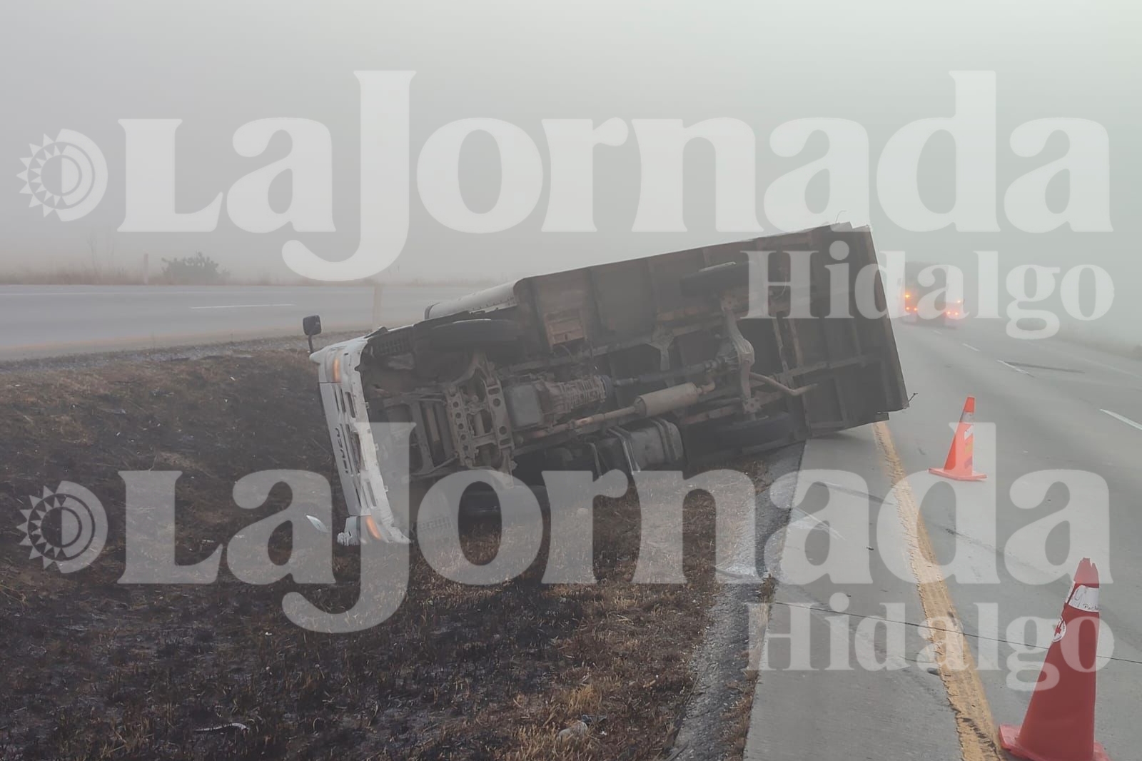 Camión de carga volcado