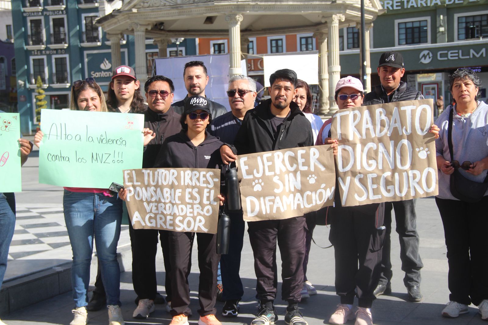 Médicos veterinarios reunidos en manifestación pacífica