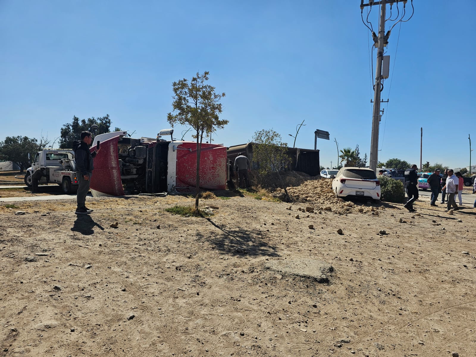 Vuelca tráiler en el bulevar Colosio a la altura del Trébol de la Paz