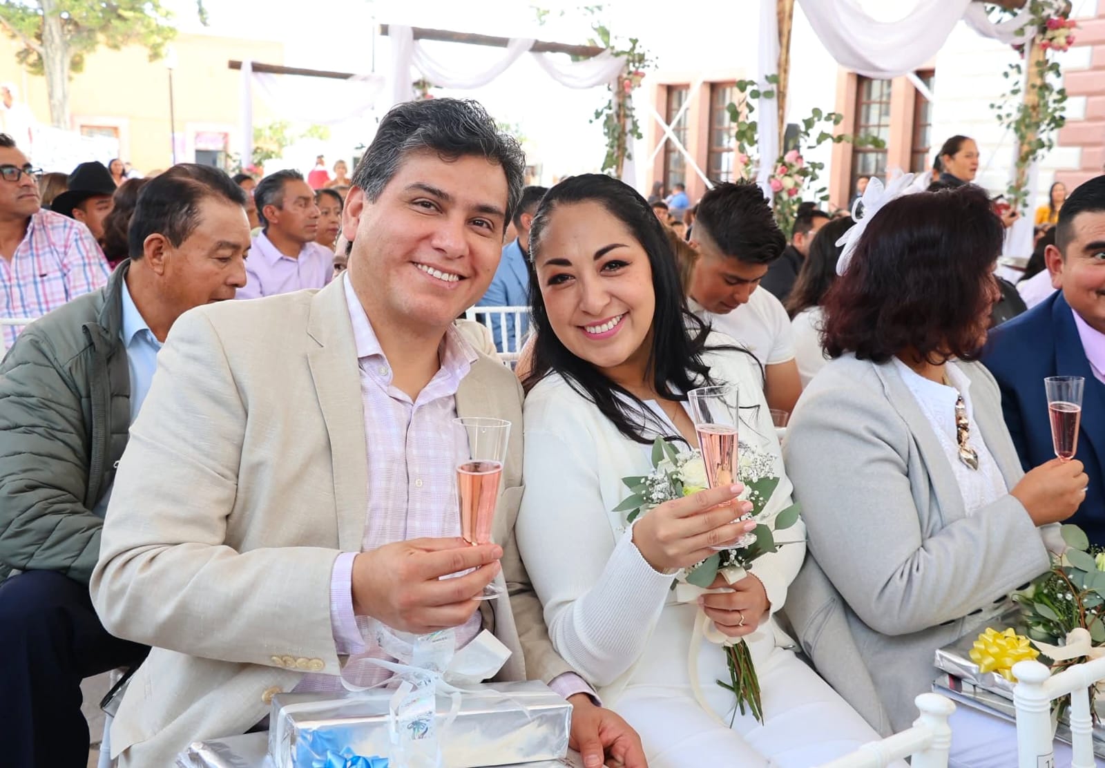 Parejas durante la ceremonia