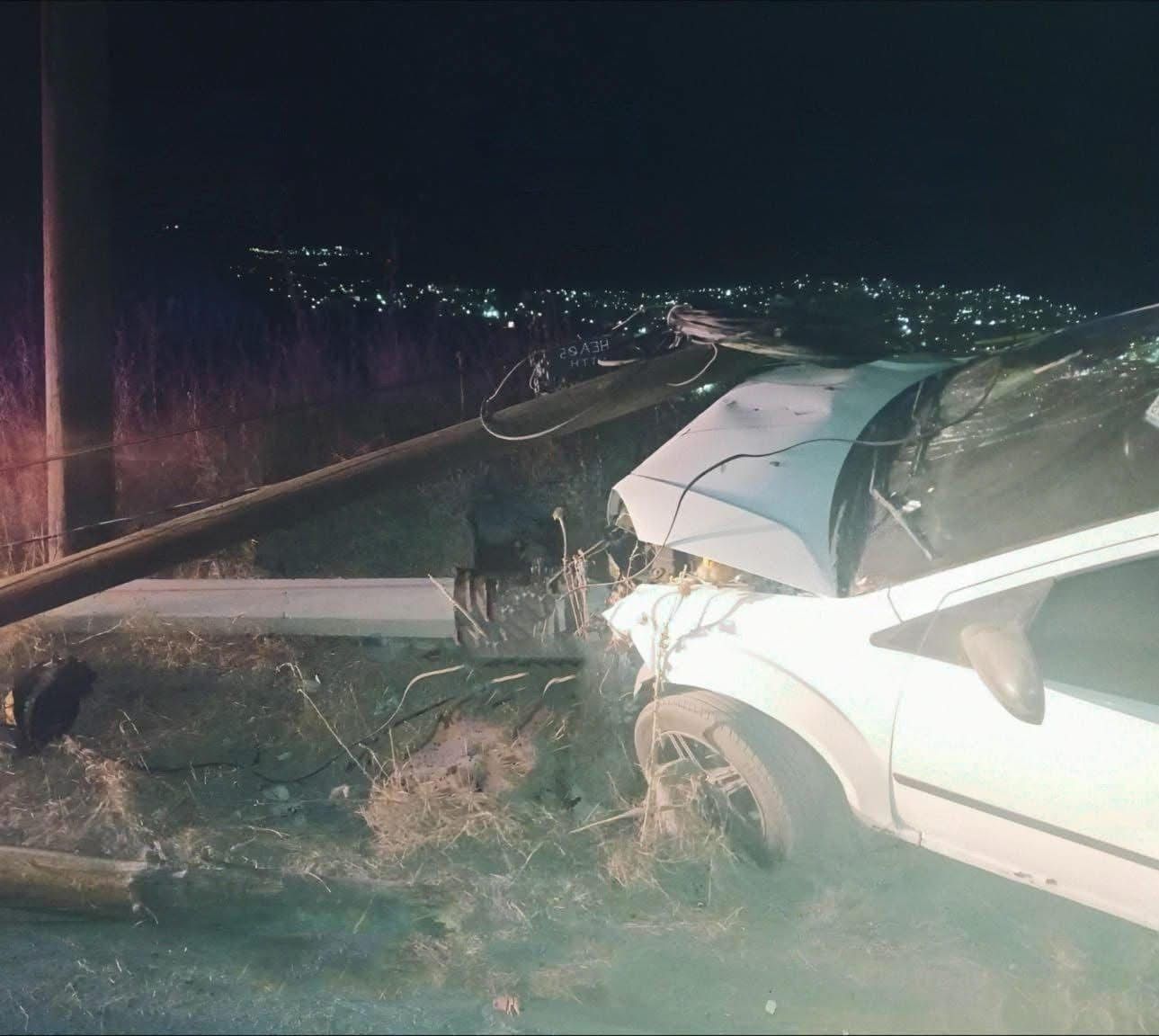 Un Ford Fiesta terminó fuera del camino tras impactarse contra infraestructura urbana; autoridades ya investigan.
