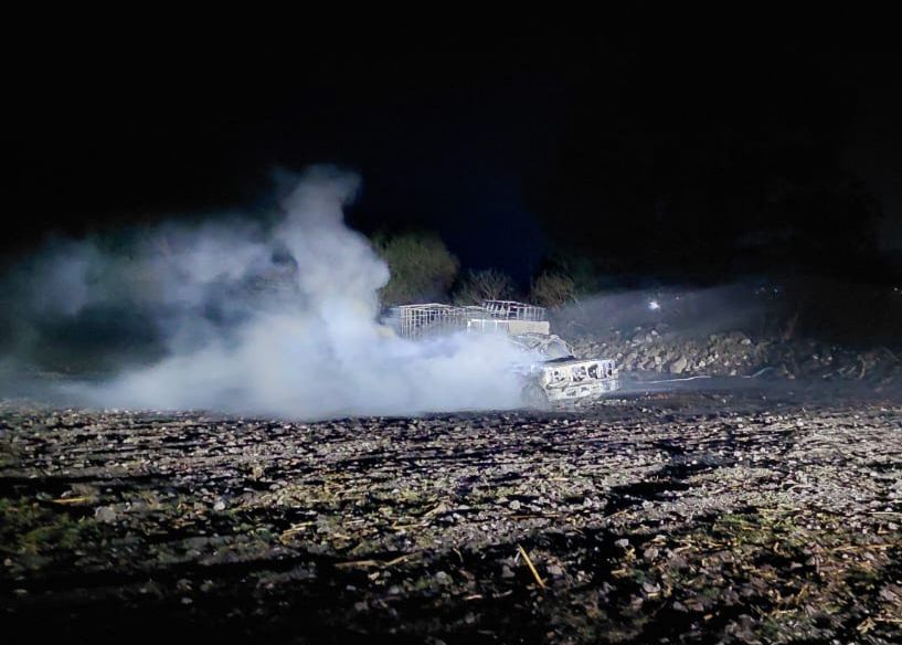 Movilización en Ulapa: fuego consume vehículo con carga de mil litros por contenedor. Autoridades indagan el origen.