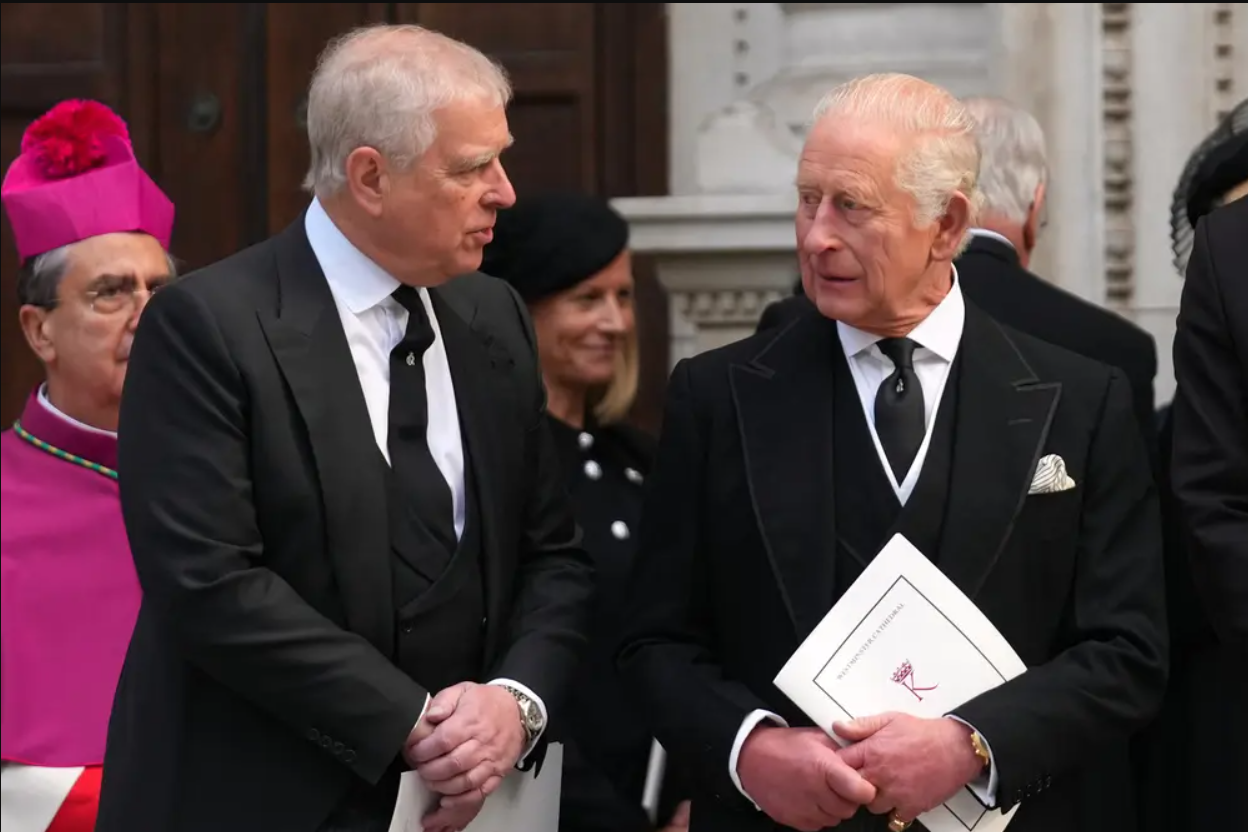 Detienen al príncipe Andrés en Reino Unido por investigación ligada al caso Epstein.