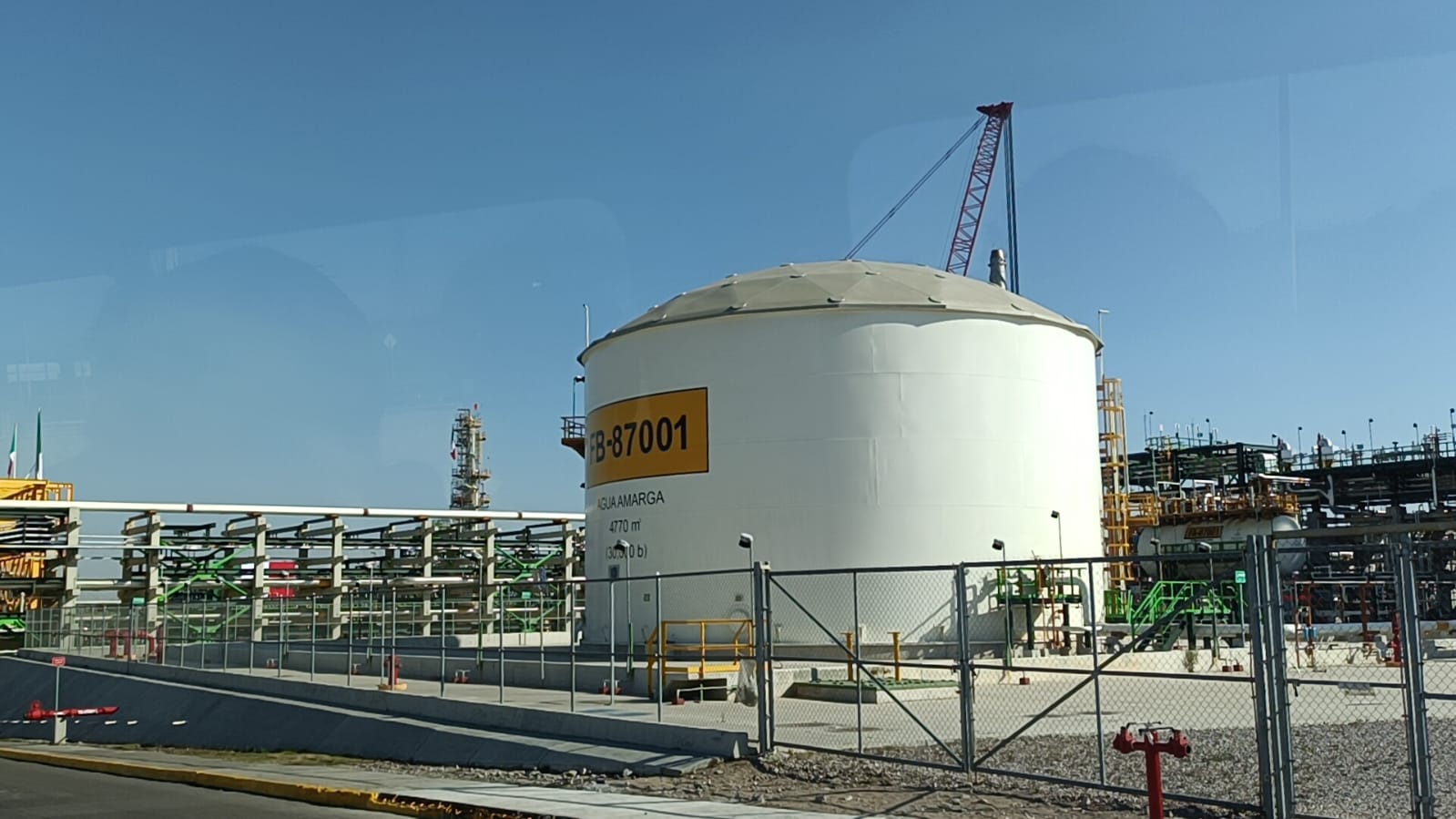 Instalan reactor gigante traído desde India para modernizar la planta de Pemex en Hidalgo.