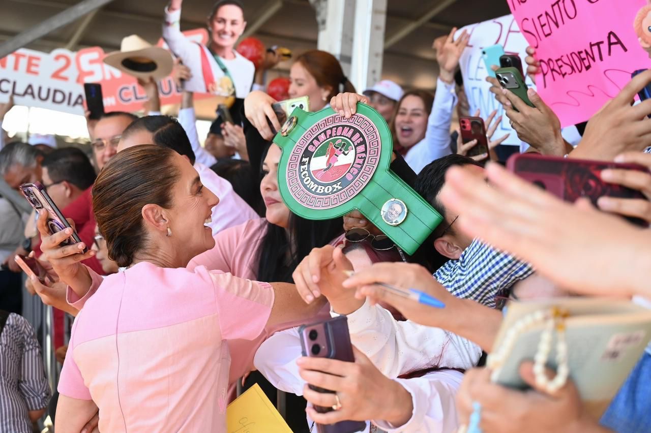 Presidenta Claudia Sheinbaum y gobernador Rubén Rocha Moya en evento oficial en Culiacán.