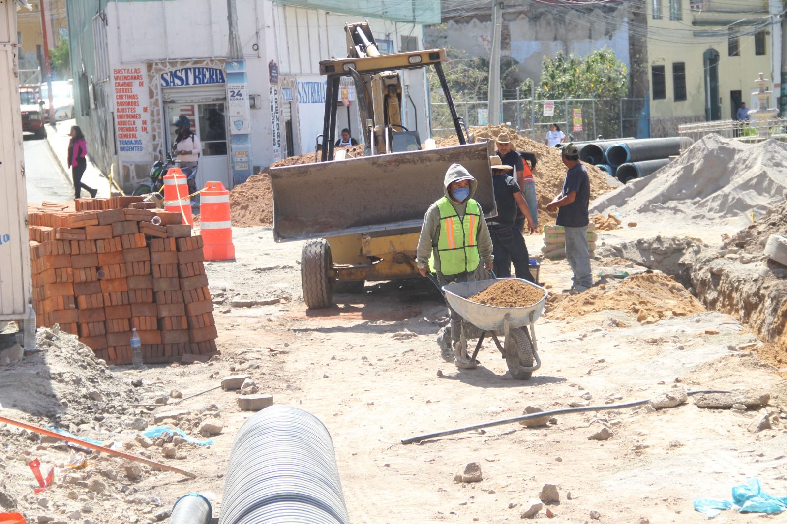 Trabajos de pavimentación en calles de Pachuca.